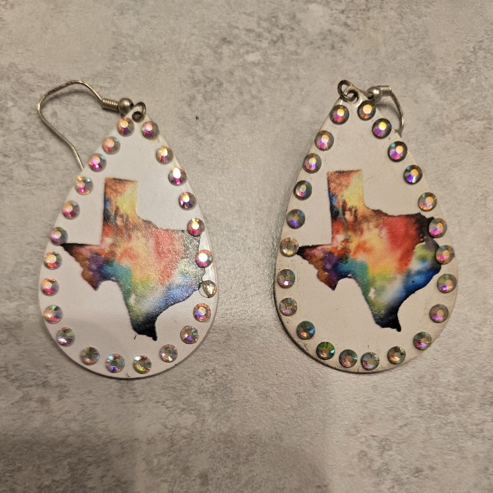Cute teardrop earrings with Texas shape inside. Great condition. About 2 inches.